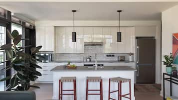 Frigorífico grande, microondas, horno y placa de cocina