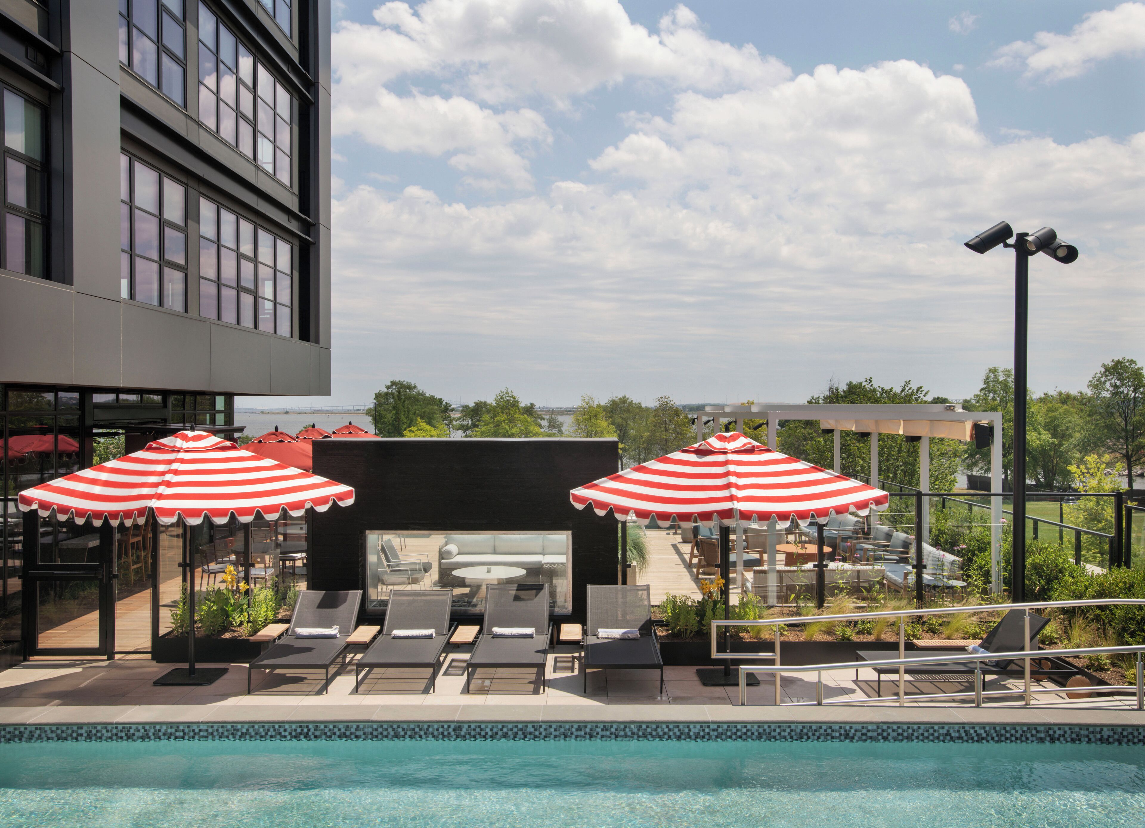 季节性开放的室外游泳池，10:00 至 20:00 开放，池畔遮阳伞，日光浴躺椅