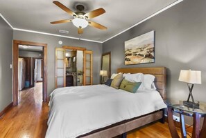2 bedrooms, iron/ironing board, free WiFi, bed sheets - Historic Rowhome in Downtown-Little Italy (Omaha)