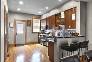 Refrigerador, microondas, horno y parrilla de estufa 