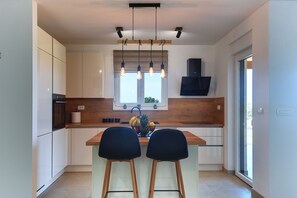 Kjøleskap, kokeplater, oppvaskmaskin og kaffetrakter/tekoker