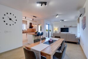 Dining - Holiday home with jacuzzi and tavern with billiards (Liznjan)