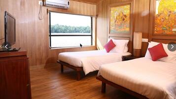 4 bedrooms, iron/ironing board, WiFi, bed sheets