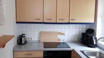 Kühlschrank, Ofen, Geschirrspüler, Wasserkocher mit Kaffee-/Teezubehör