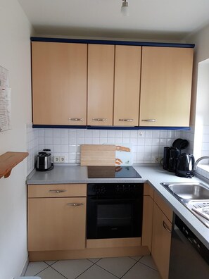 Fridge, oven, dishwasher, coffee/tea maker