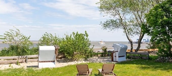 Die Wohnung Martha Wurde 2020 Komplett Renoviert und neu Eingerichtet . Sie Haben Einen Wunderschönen Blick in den Gepflegten Garten und auf das Wattenmeer