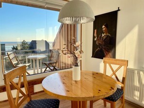 Dining - Maisonettewohnung mit Einem Gigantischen Blick Auf's Meer und den Amrumer Leuchtturm, das Erwartet Sie in der Ferienwohnung "brandung" in Wittdün auf Amrum! (Wittdün auf Amrum)