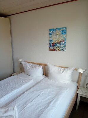 1 bedroom, bed sheets - Die Ferienwohnung Apfelmus ist ein Kleiner Aber Feiner Urlaubstraum mit Wunderbarem Blick Auf's Meer! Zwei Personen Fühlen Sich Hier Wohl und Willkommen! (Wittdün auf Amrum)