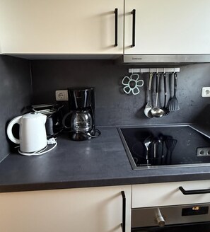 Kühlschrank, Ofen, Geschirrspüler, Wasserkocher mit Kaffee-/Teezubehör
