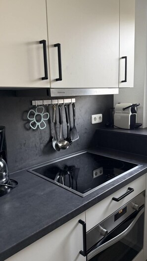 Réfrigérateur, un four, lave-vaisselle, cafetière-théière