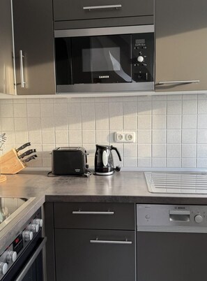 Fridge, dishwasher, coffee/tea maker, toaster - Vacation apartment Kogge (Wittdün auf Amrum)