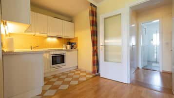 Fridge, oven, coffee/tea maker, toaster