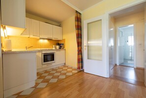 冷蔵庫、オーブン、コーヒー / ティーメーカー、トースター