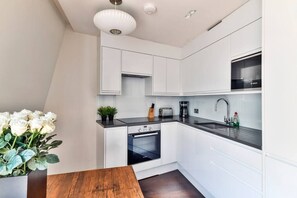 Geladeira, micro-ondas, fogão, cooktop