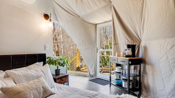 1 bedroom, bed sheets