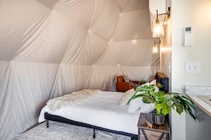 1 bedroom, bed sheets - Geodesic Dome 3 (Brevard)