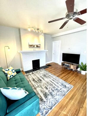 Televisie en een open haard