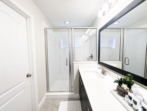 Shower, hair dryer, towels - Balmoral Resort-162KB by RedAwning (Haines City)