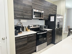 Refrigerador, microondas, horno y lavavajillas