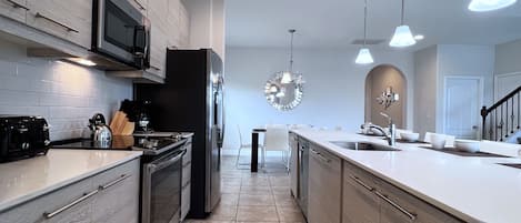 Geladeira, micro-ondas, fogão, lava-louças