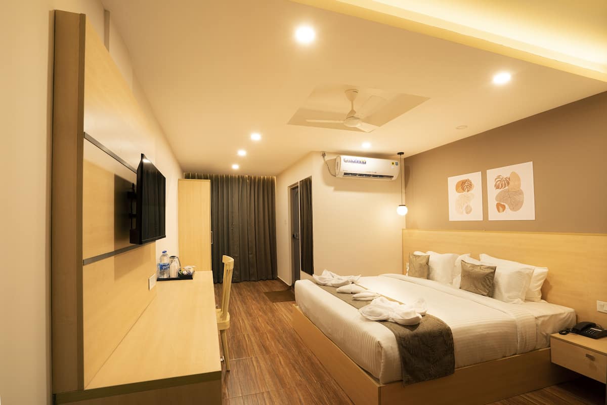 Deluxe Room | 1 bedroom, desk, iron/ironing board, free WiFi