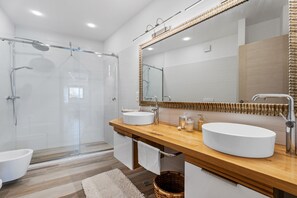Dusche, Whirlpool, Haartrockner, Bidet
