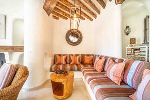 Televisie, een tafeltennistafel en boeken