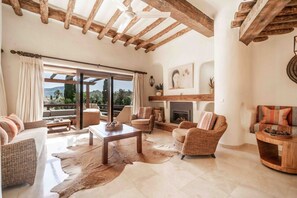 Televisie, een tafeltennistafel en boeken