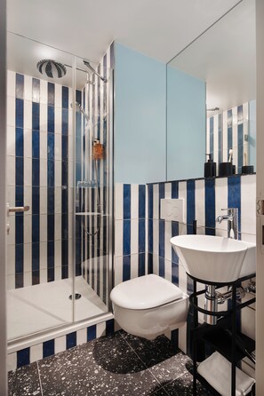 Deluxe Studio | Bathroom | Shower, free toiletries, hair dryer, towels