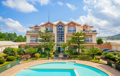 2-Bedroom Air-Conditioned Apartment 135m² - Kitchen and Terrace