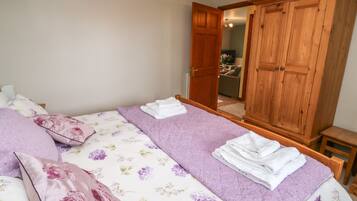 Cottage | 2 bedrooms, individually decorated, individually furnished, free WiFi