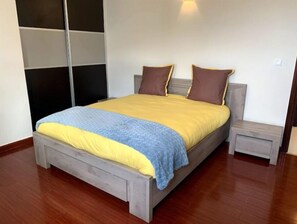 2 habitaciones y tabla de planchar con plancha
