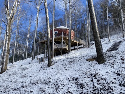 Elevated eclectic yurt with wrap-around porch, hot tub, and mountain view!