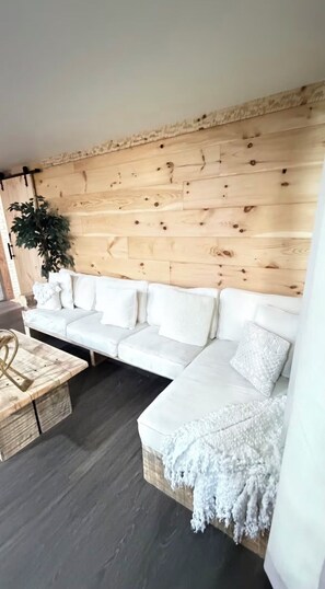 Smart TV - small rental for couple gateway (Dalton)