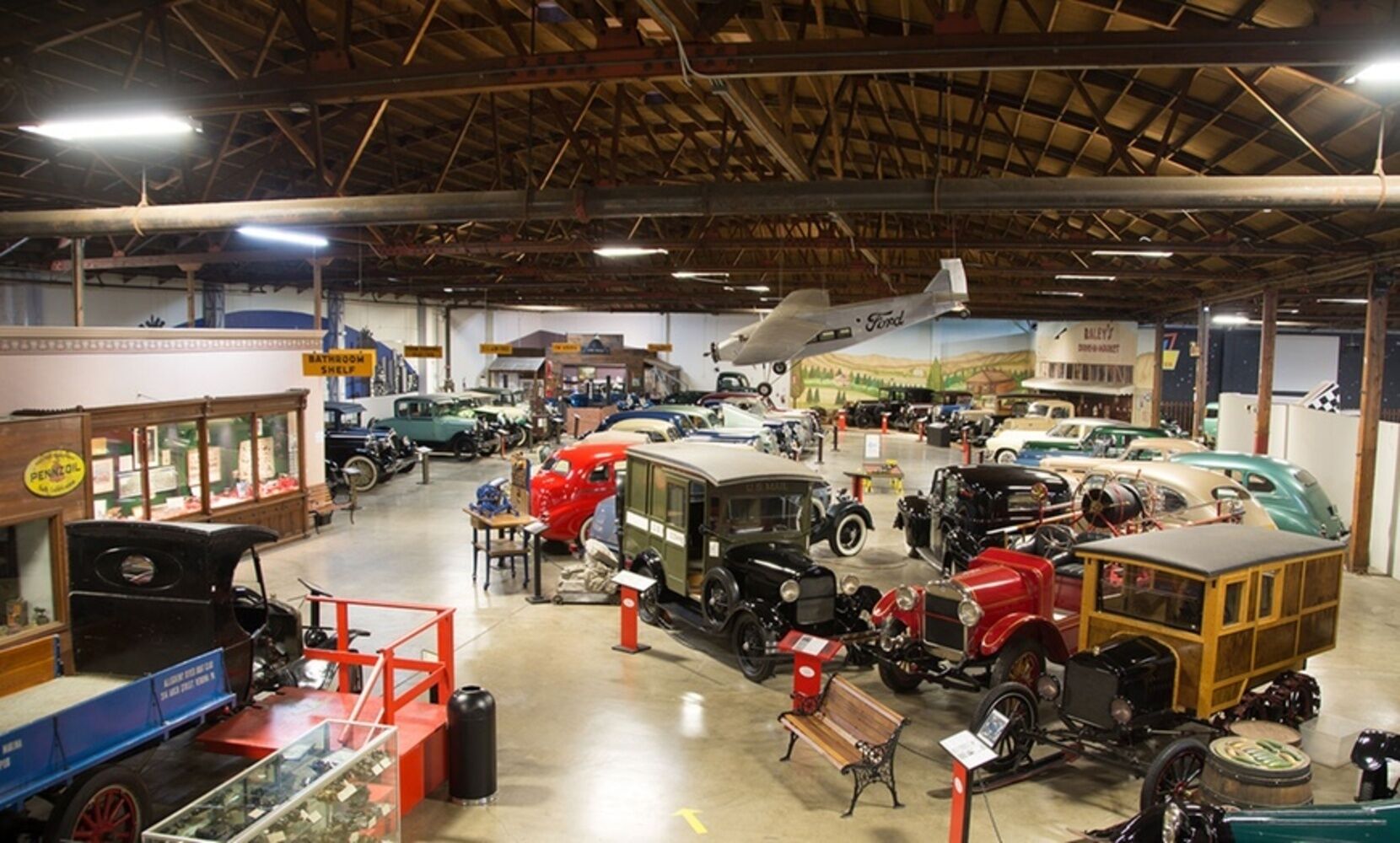 Tilava sisätiloissa sijaitseva museo, jossa on esillä useita vanhoja autoja ja erilaisia näyttelyitä.