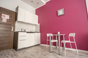 Deluxe Room (1) | Private kitchen | Freezer, paper towels - Mikołajska 5 Apartments (Kraków)