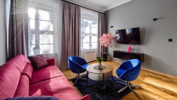 Luxury Apartment | Hypo-allergenic bedding, individually decorated, individually furnished