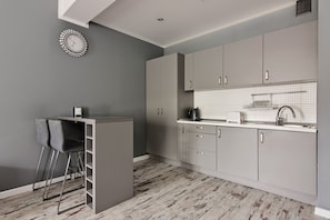 Superior Apartment | Private kitchen | Freezer, paper towels - Mikołajska 5 Apartments (Kraków)
