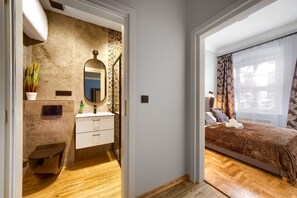 Ducha, secador de pelo, toallas, jabón