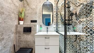Luxury Apartment | Bathroom | Shower, hair dryer, towels, soap