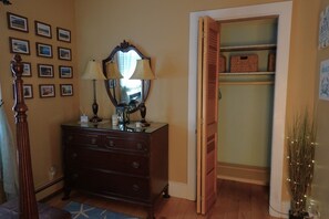 Interior - Cozy family-friendly cottage on beautiful Shining Sea bike trail (Falmouth)