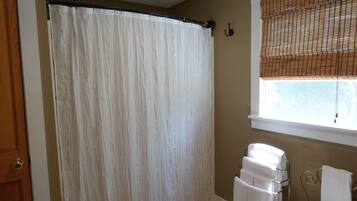 Serviettes fournies, savon, shampoing, papier toilette