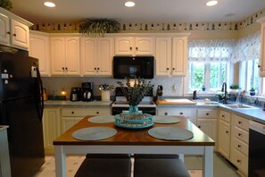 Fridge, microwave, oven, stovetop - Cozy family-friendly cottage on beautiful Shining Sea bike trail (Falmouth)