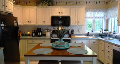 Cozy family-friendly cottage on beautiful Shining Sea bike trail