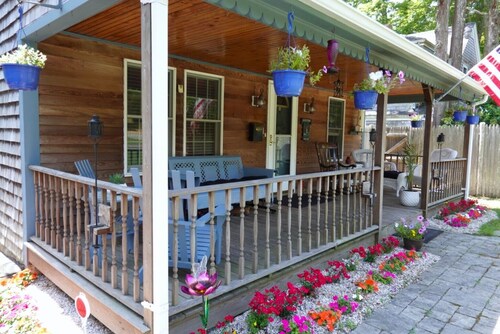 Cozy family-friendly cottage on beautiful Shining Sea bike trail
