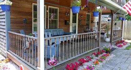 Cozy family-friendly cottage on beautiful Shining Sea bike trail