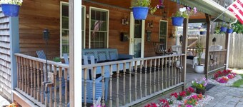 Cozy family-friendly cottage on beautiful Shining Sea bike trail