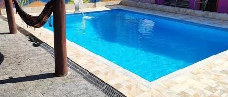 Una piscina al aire libre