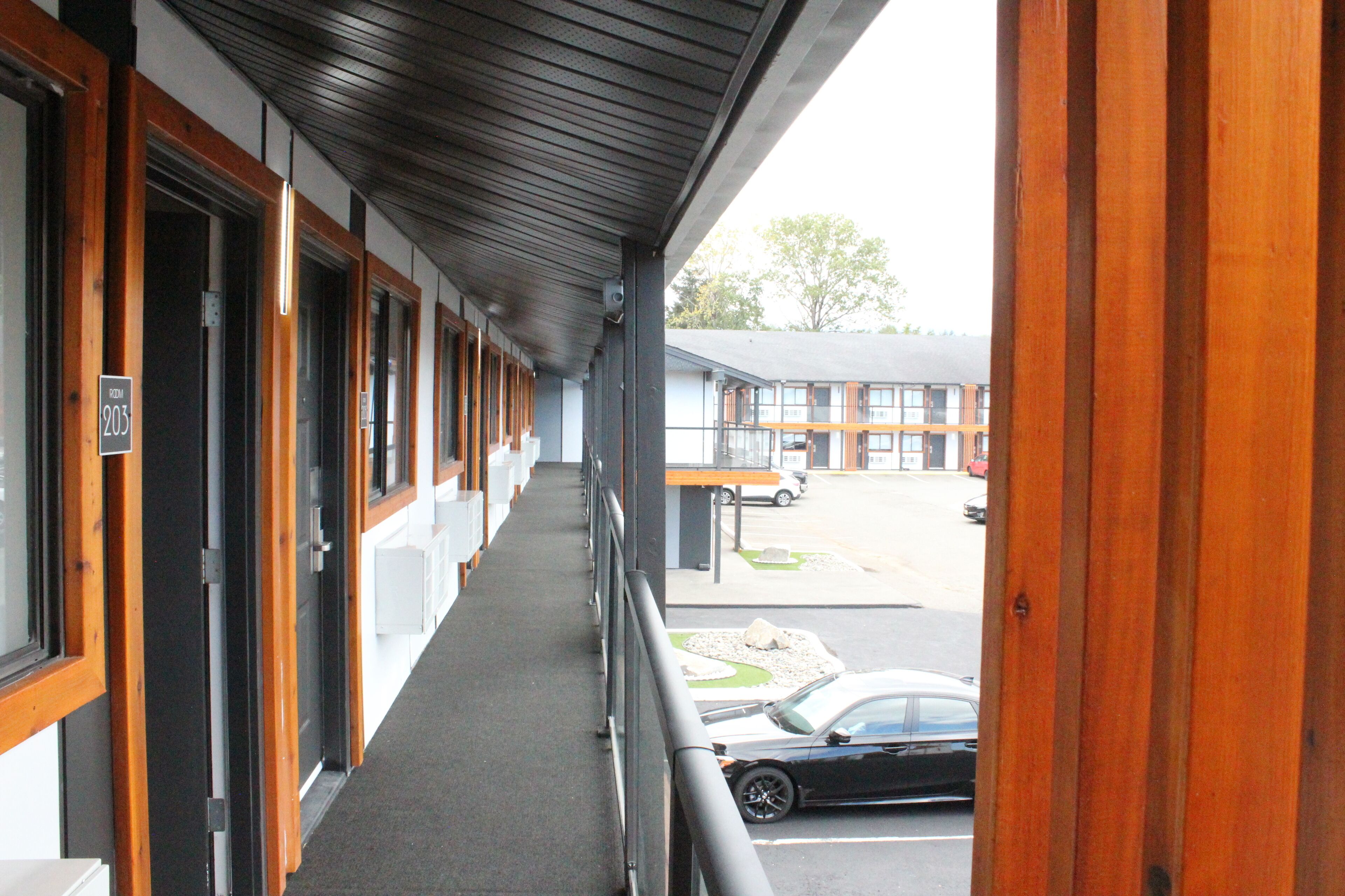 room, 1 king bed | balcony