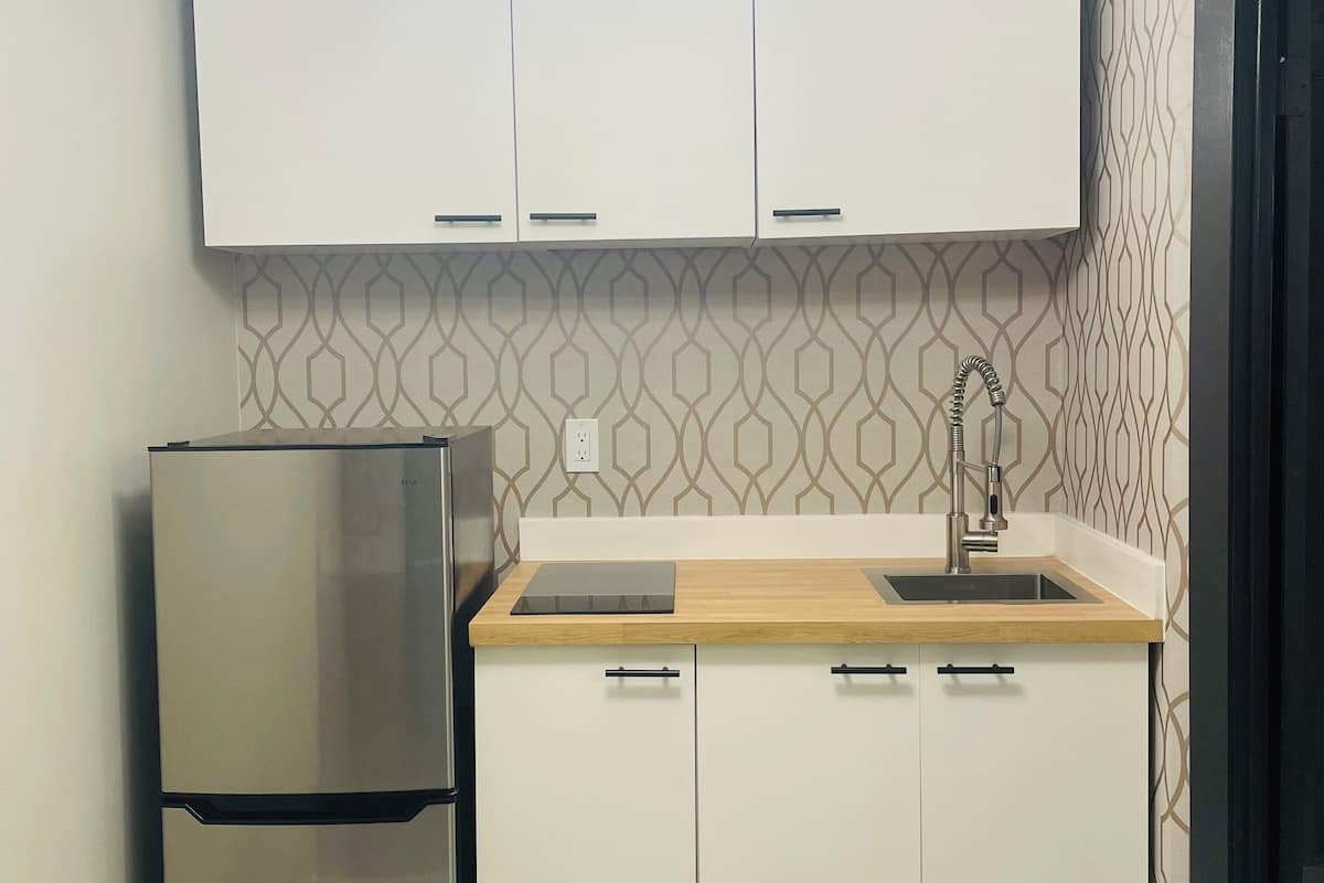 room, 2 queen beds, kitchenette | private kitchenette | microwave, coffee/tea maker